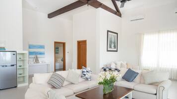 Villa, 3 slaapkamers | Woonruimte | Een 42-inch lcd-televisie met satellietzenders en televisie