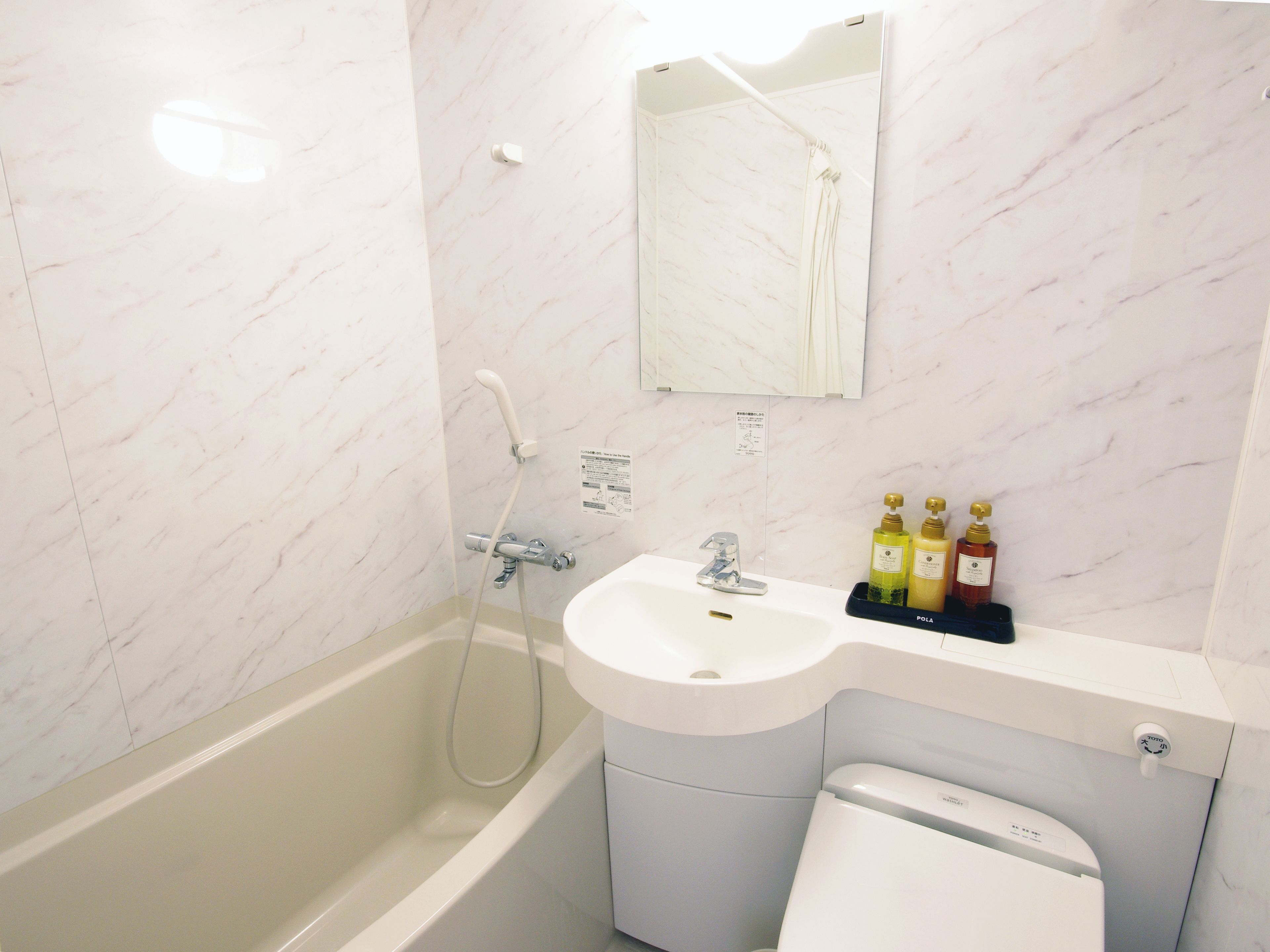 バスルーム | シャワー付き浴槽、バスアメニティ (無料)、ヘアドライヤー、スリッパ