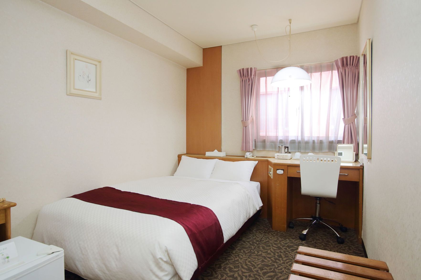 デスク、アイロン / アイロン台、WiFi (無料)、ベッドシーツ