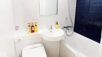 Yhden hengen huone, tupakointi kielletty | Kylpyhuone | Suihkun ja ammeen yhdistelmä, ilmaiset hygieniatuotteet, hiustenkuivaaja