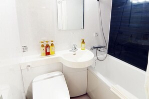 Single Room, Non Smoking | Bathroom | Combined shower/tub, free toiletries, hair dryer, slippers