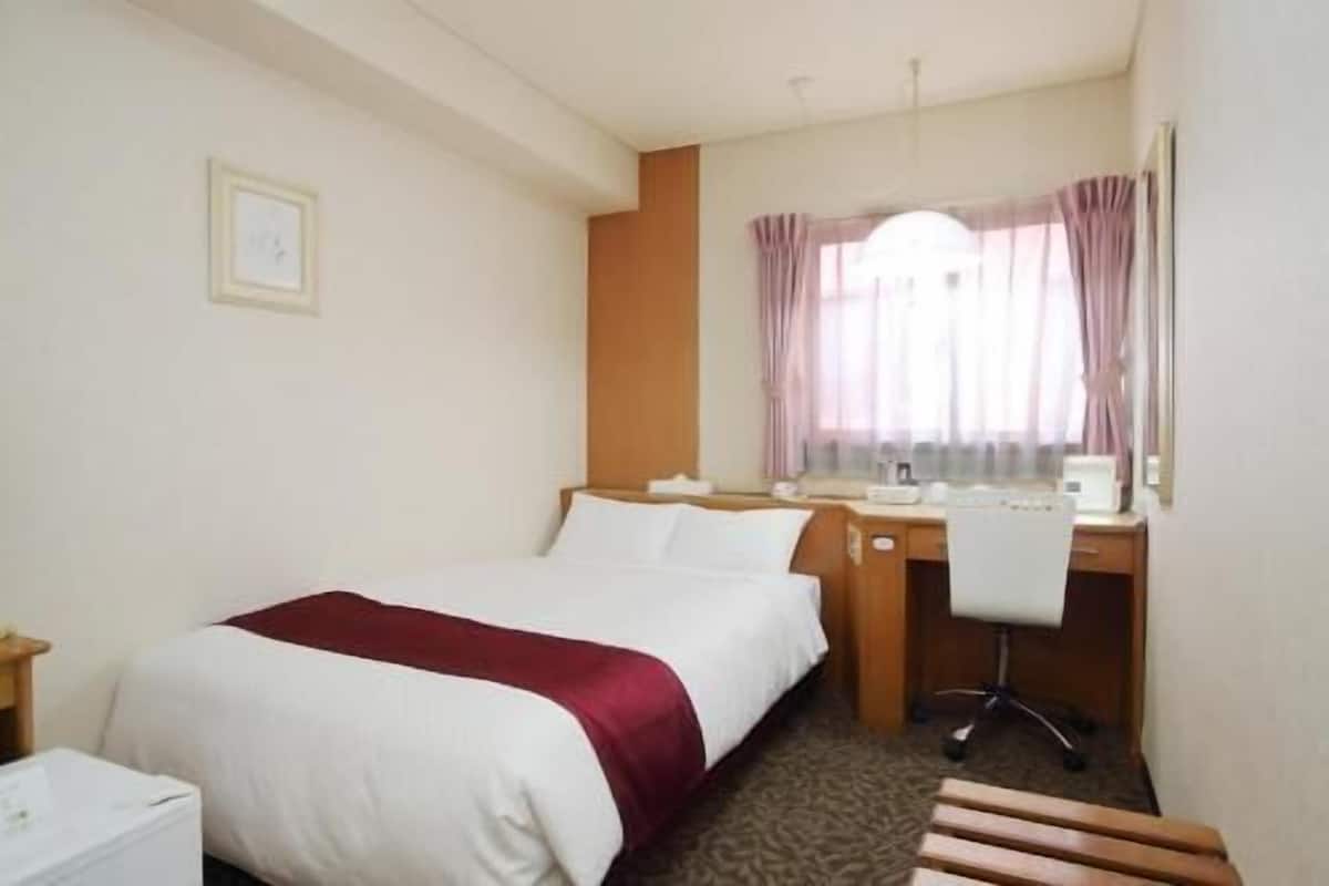 Escritorio, tabla de planchar con plancha, wifi gratis y ropa de cama