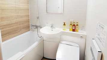 Kahden hengen huone (kaksi sänkyä), tupakointi kielletty | Kylpyhuone | Suihkun ja ammeen yhdistelmä, ilmaiset hygieniatuotteet, hiustenkuivaaja