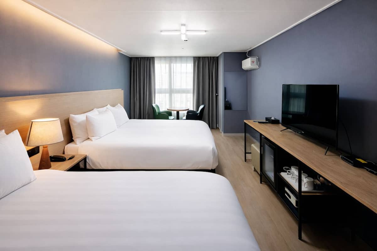 Deluxe Twin Room (Personal Account Access to Netflix) | Minibar, skrivebord, skrivebord for bærbar PC og blendingsgardiner