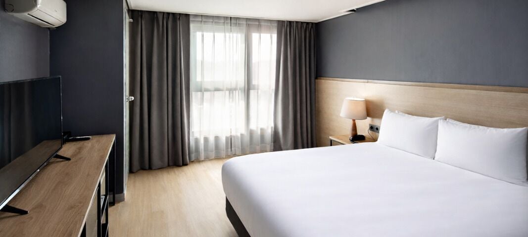 Minibar, meja kerja, ruang kerja ramah laptop, dan tirai kedap cahaya