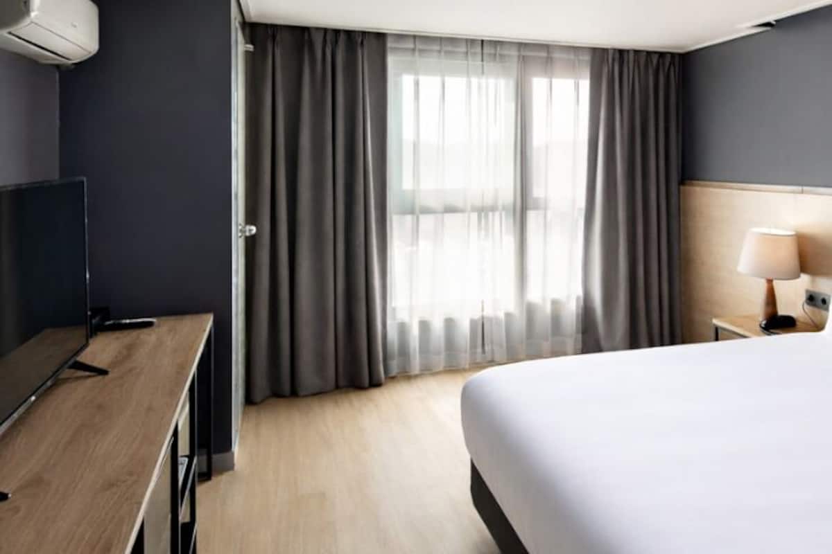 Minibar, meja kerja, ruang kerja ramah laptop, dan tirai kedap cahaya