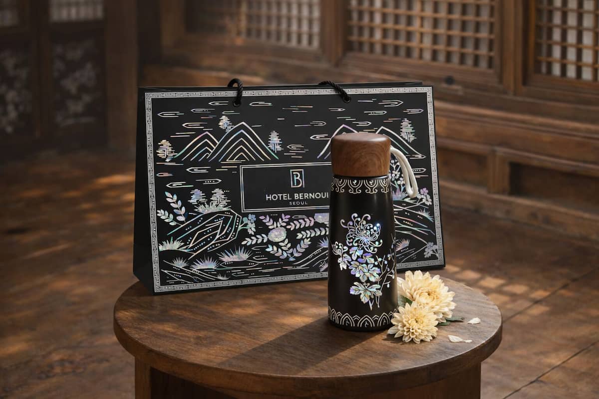 Minibar, meja kerja, ruang kerja ramah laptop, dan tirai kedap cahaya