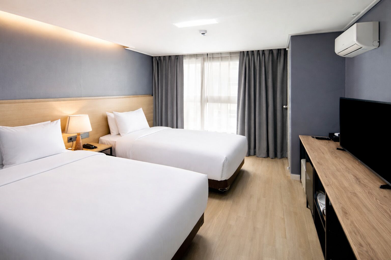 Superior Twin Room (Personal Account Access to Netflix) | Minibar, skrivebord, skrivebord for bærbar PC og blendingsgardiner