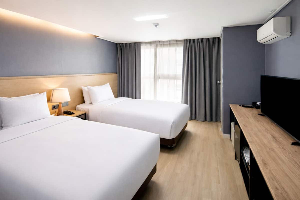 Superior Twin Room (Personal Account Access to Netflix) | Minibar, skrivebord, skrivebord for bærbar PC og blendingsgardiner