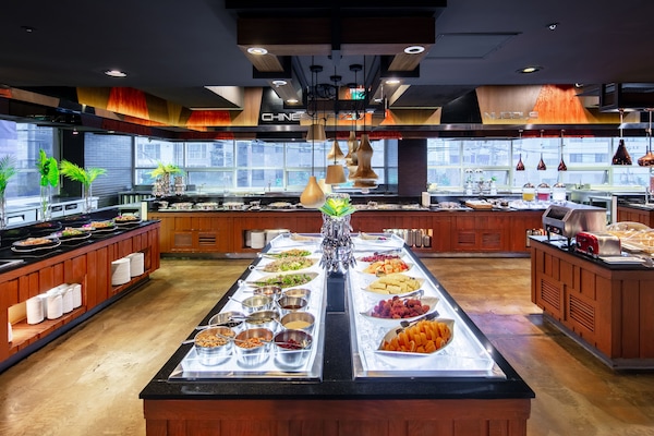 Buffet breakfast for a fee on weekends