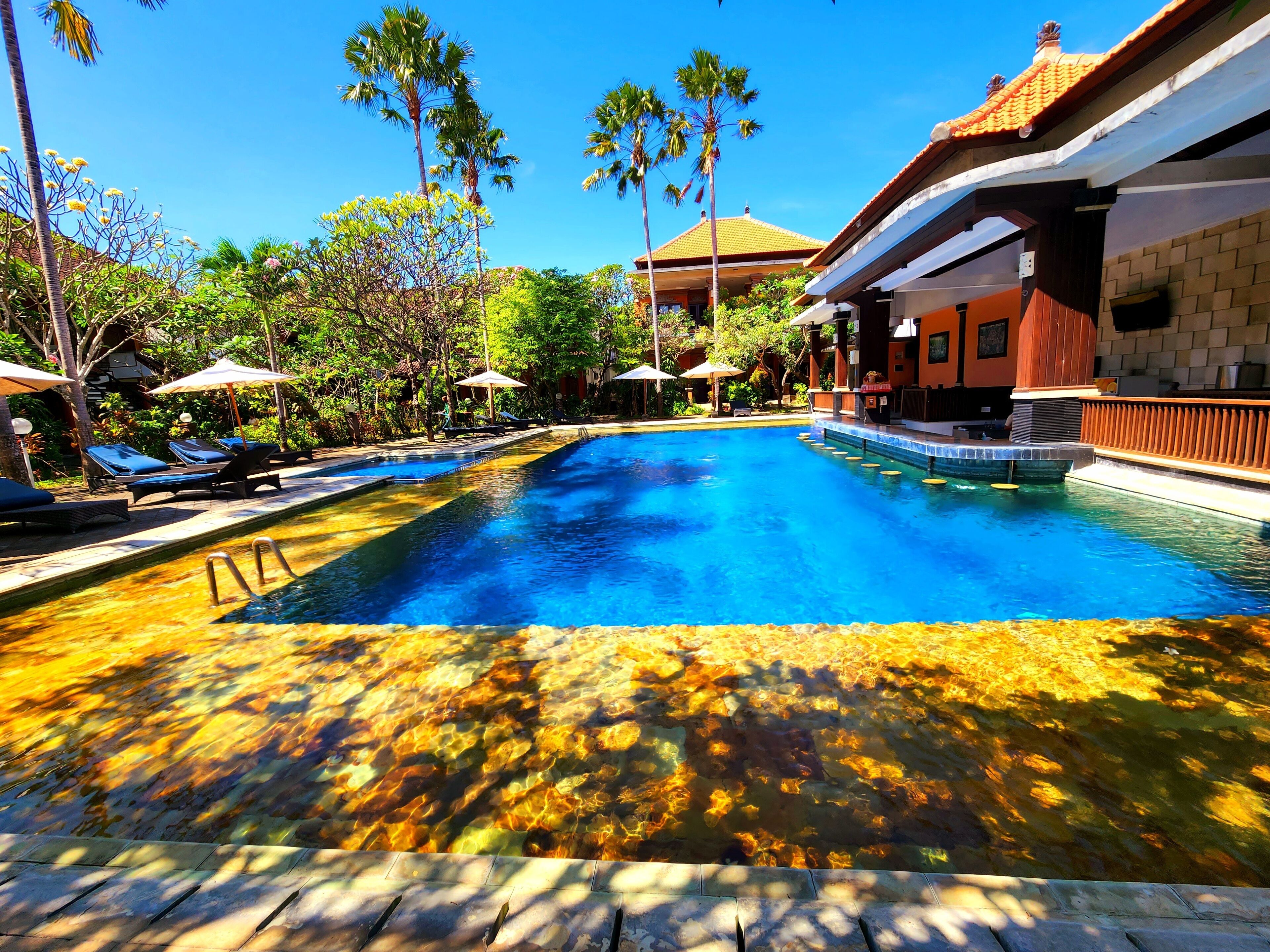 3 outdoor pools, open 9:00 am to 10:00 pm, pool umbrellas, pool loungers