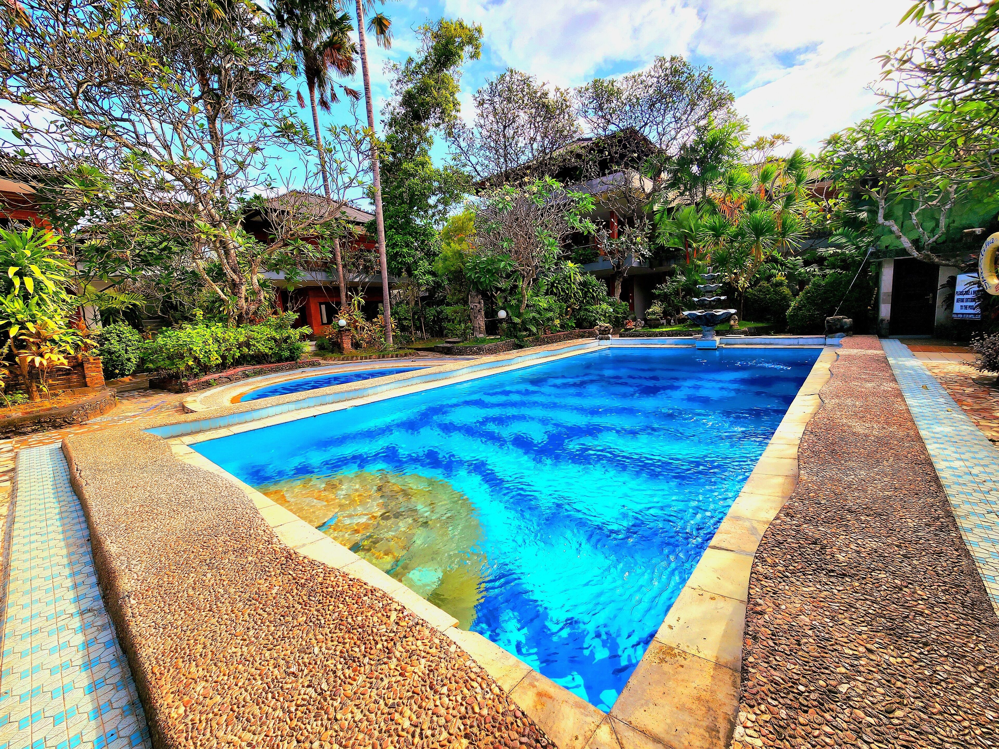 3 outdoor pools, open 9:00 am to 10:00 pm, pool umbrellas, pool loungers