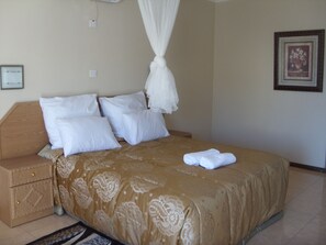 客房内保险箱、办公桌、折叠床/加床（额外收费）、收费 WiFi