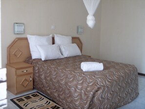 In-room safe, desk, rollaway beds, WiFi - Lusaka Mosi-O-Tunya Executive Lodge (Lusaka)