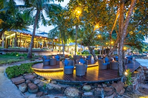Breakfast, lunch, dinner served; Thai cuisine
