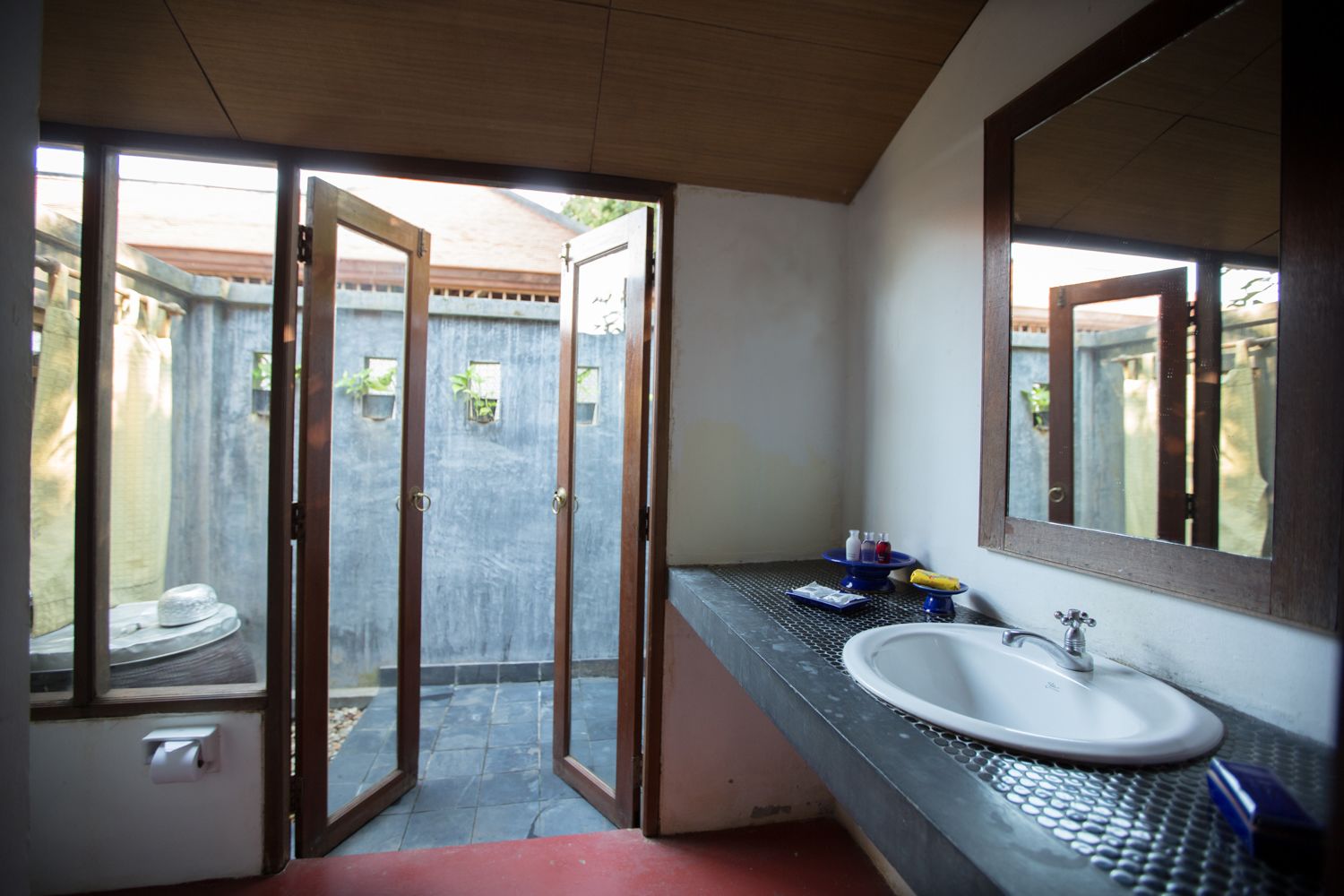 standard bungalow | bathroom | shower, free toiletries, hair dryer, towels