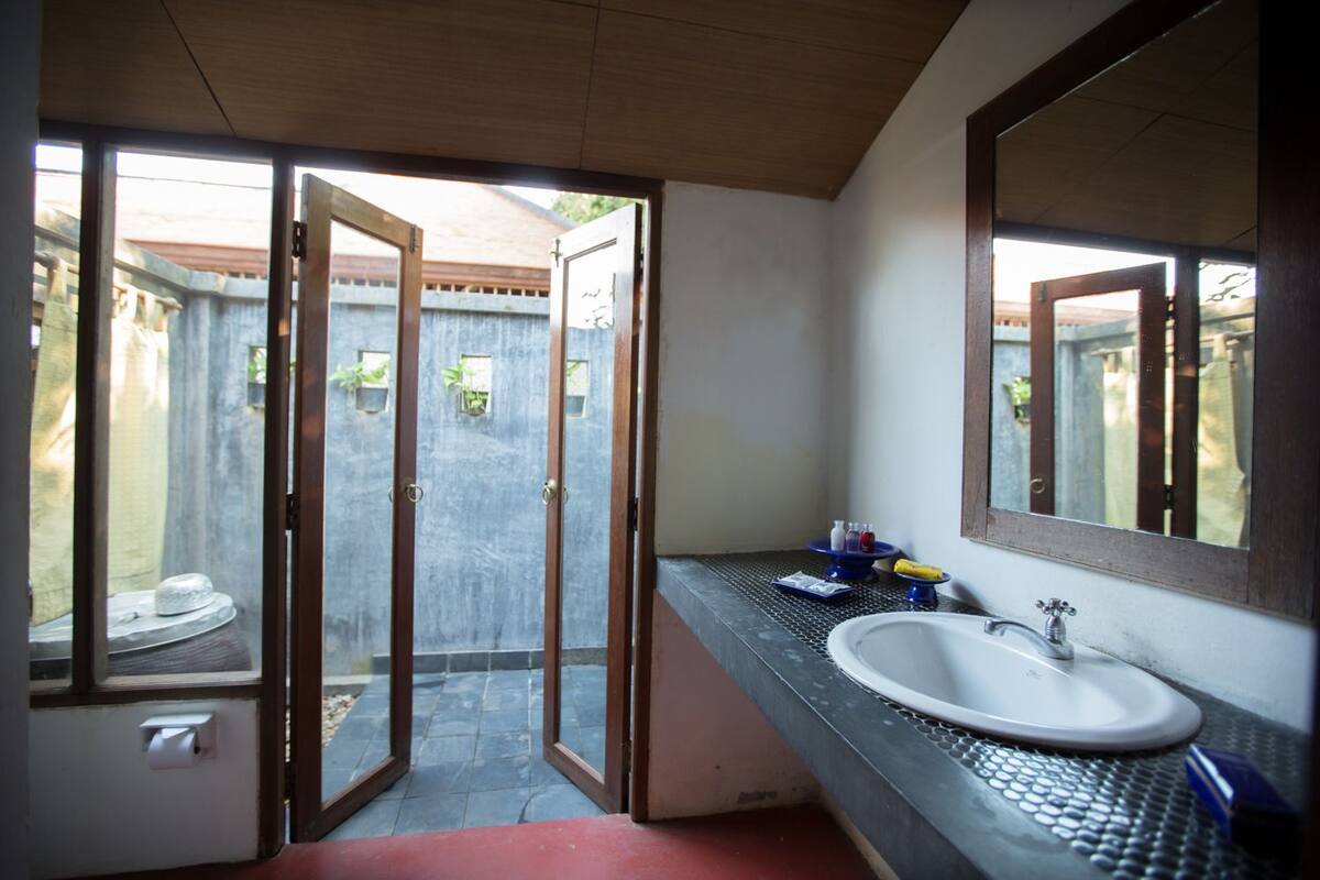 standard bungalow | bathroom | shower, free toiletries, hair dryer, towels