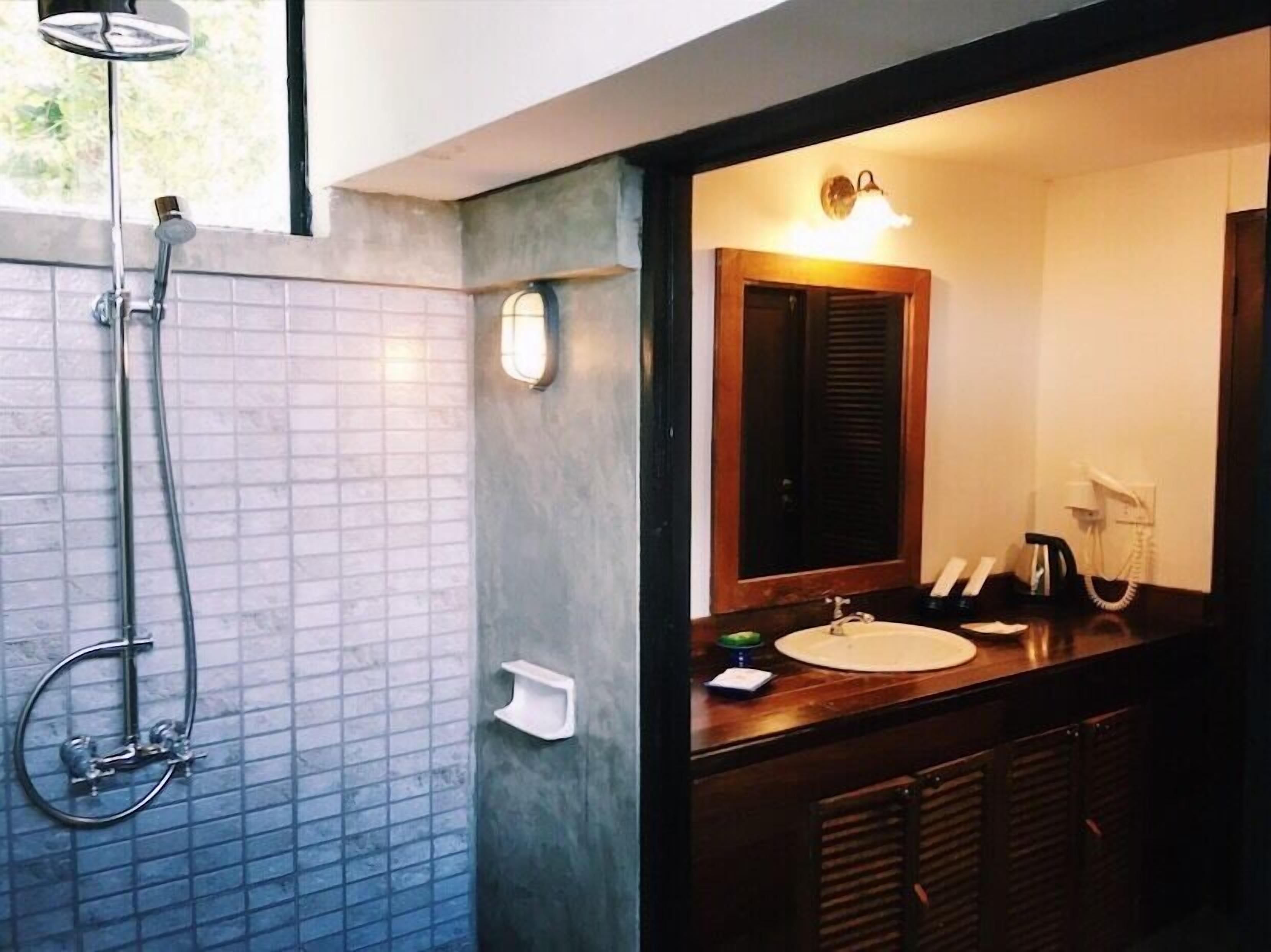 deluxe bungalow | bathroom | shower, free toiletries, hair dryer, towels