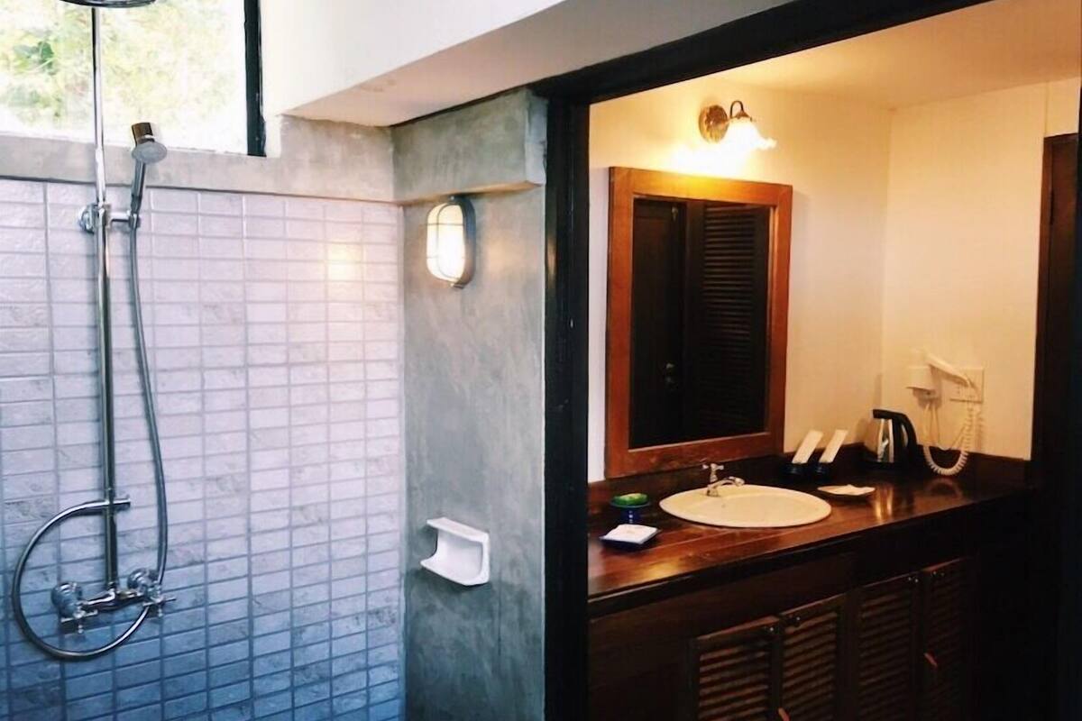 deluxe bungalow | bathroom | shower, free toiletries, hair dryer, towels