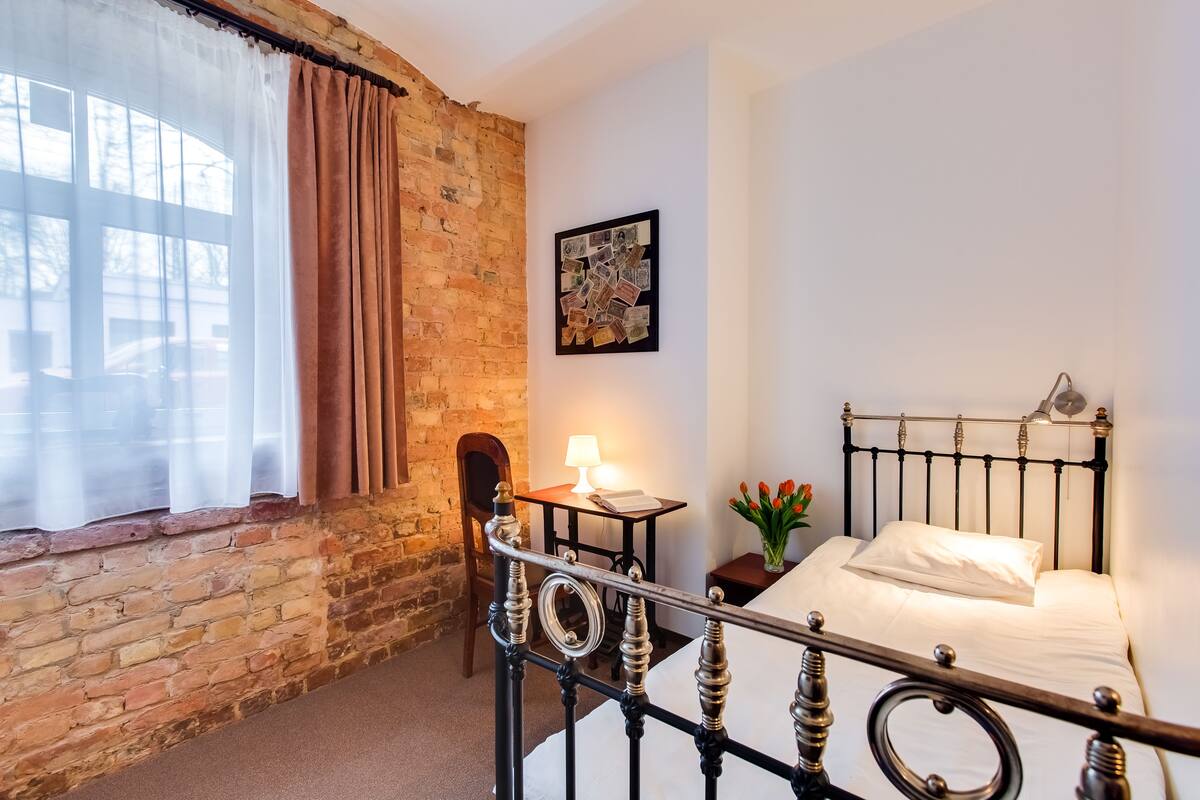 Single Room | Desk, blackout drapes, soundproofing, cribs (free)