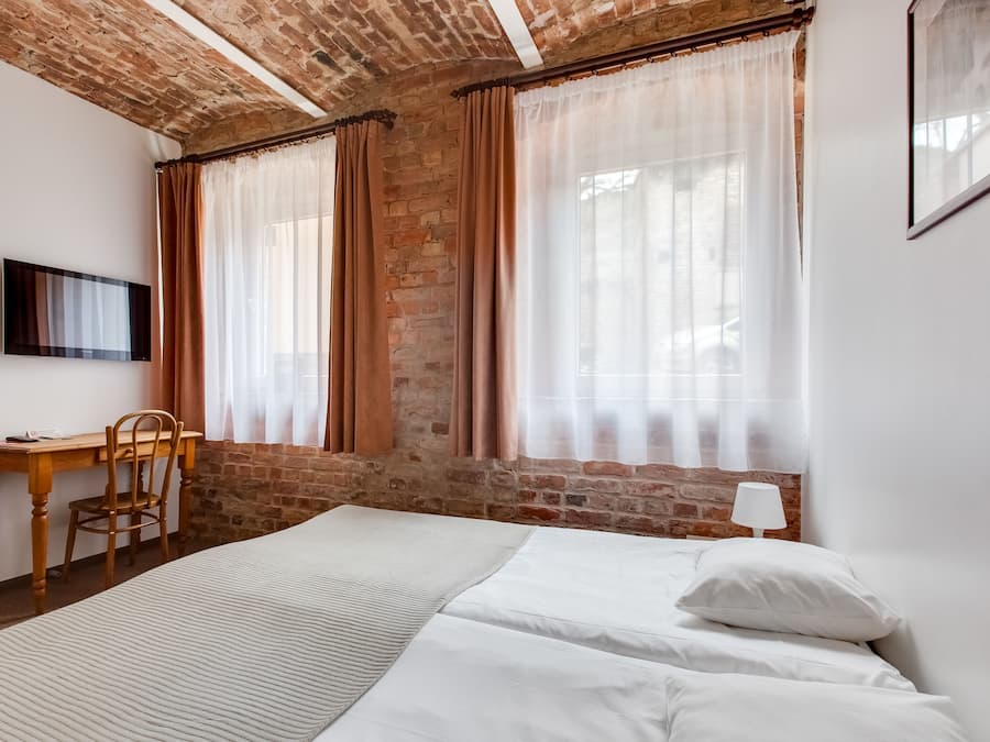 Standaard tweepersoonskamer | Individueel gedecoreerd, individueel gemeubileerd, een bureau