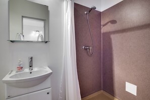 Kamar Double Standar | Kamar mandi | Shower, pengering rambut,  dan handuk