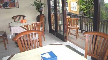 Melayani sarapan dan makan siang dengan sajian masakan internasional