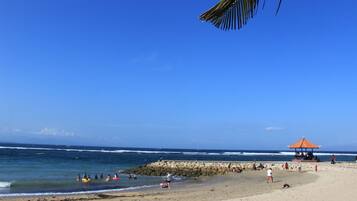 Di pantai dan pasir putih