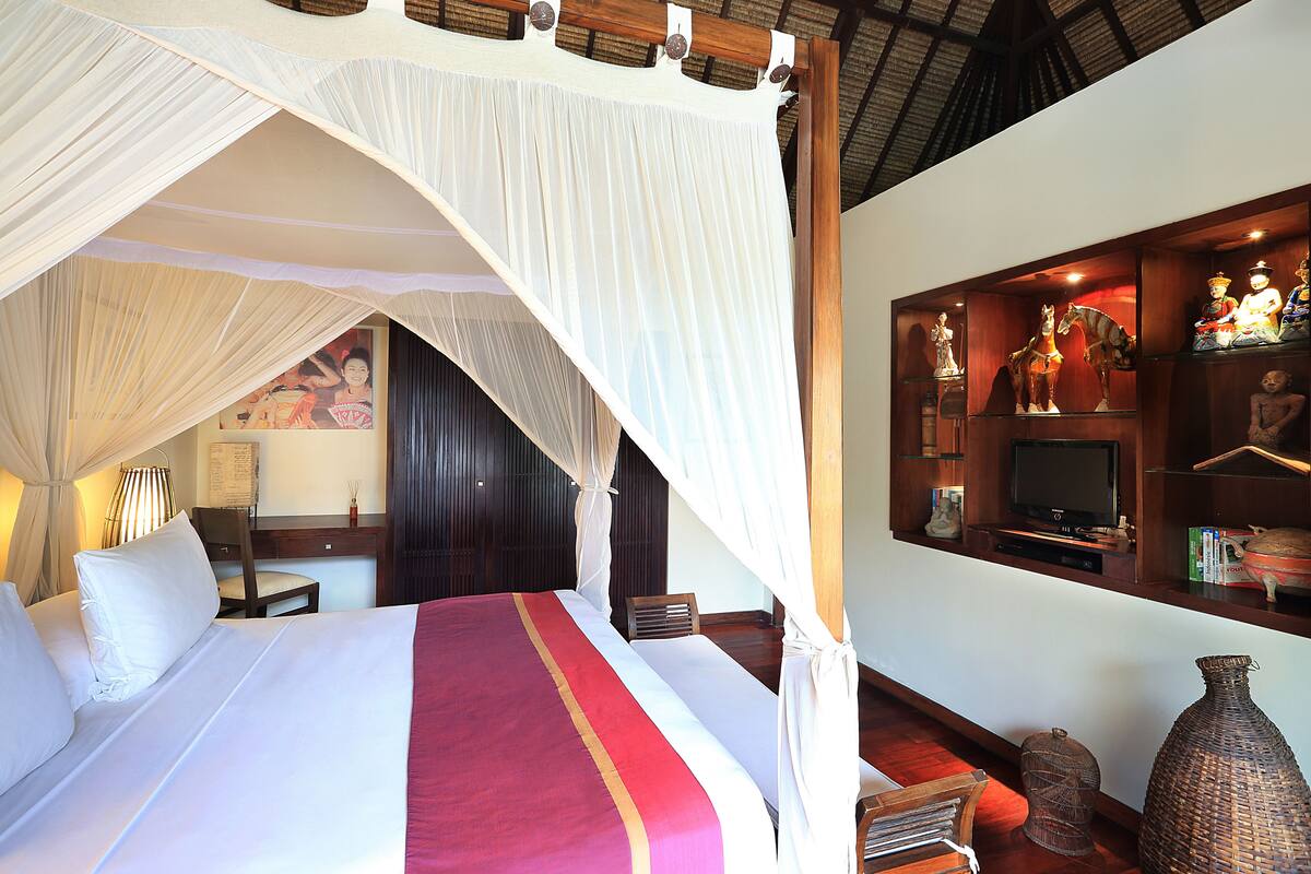 1 kamar tidur, brankas, meja kerja, dan setrika/meja setrika