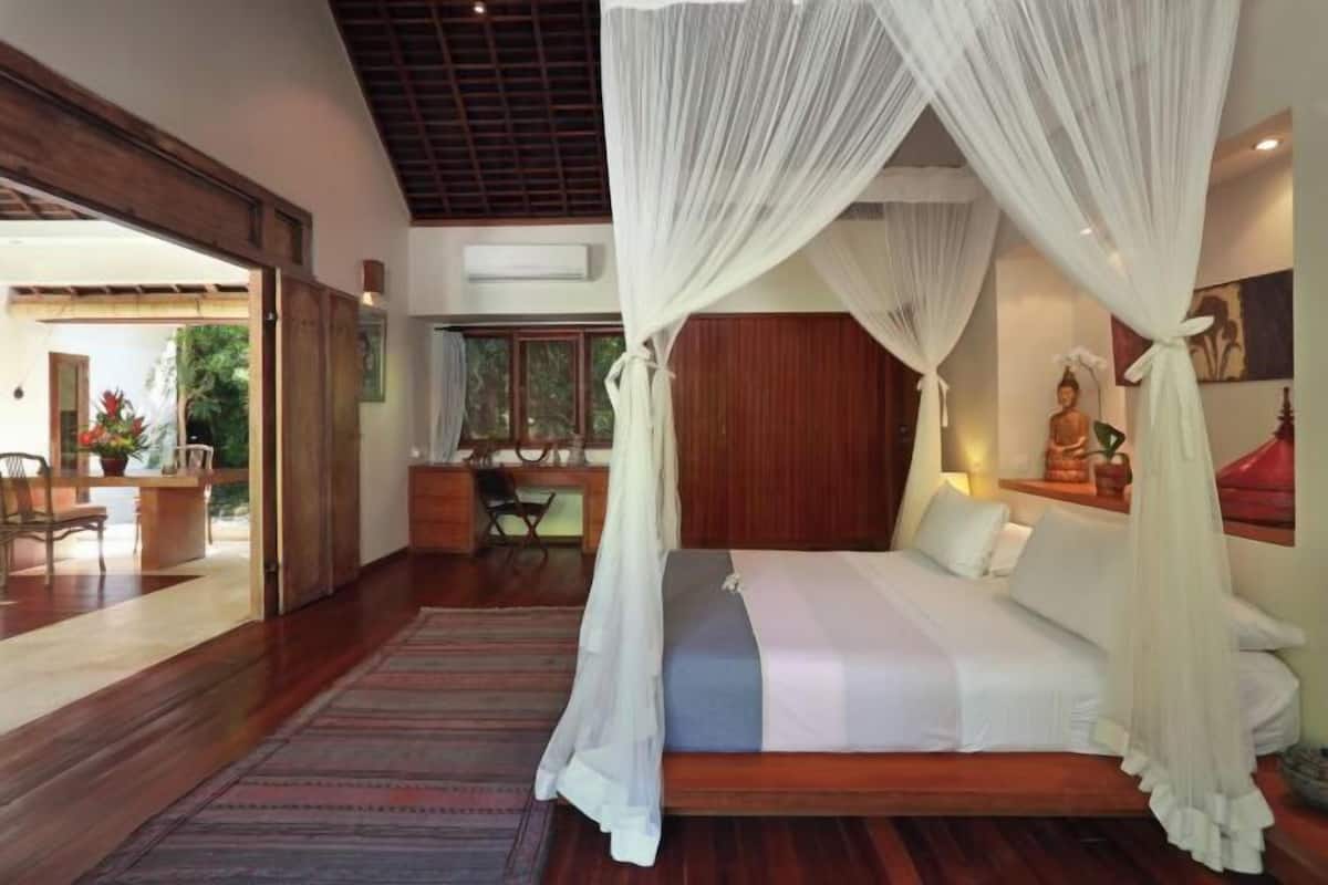 1 kamar tidur, brankas, meja kerja, dan setrika/meja setrika