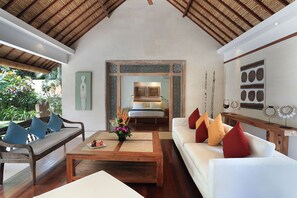 1 kamar tidur, brankas, meja kerja, dan setrika/meja setrika