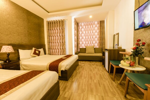 Habitación senior, vista parcial al océano | Minibar, caja de seguridad en la habitación y escritorio