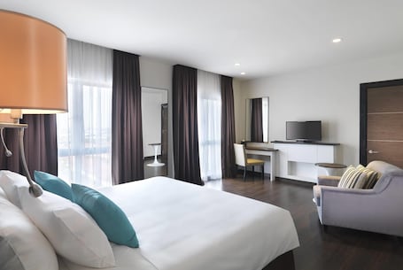 Minibar, caja fuerte, escritorio y cortinas opacas. Wyndham Garden i-City Shah Alam