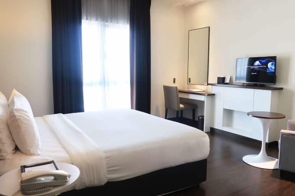 Minibar, Zimmersafe, Schreibtisch, Verdunkelungsvorhänge