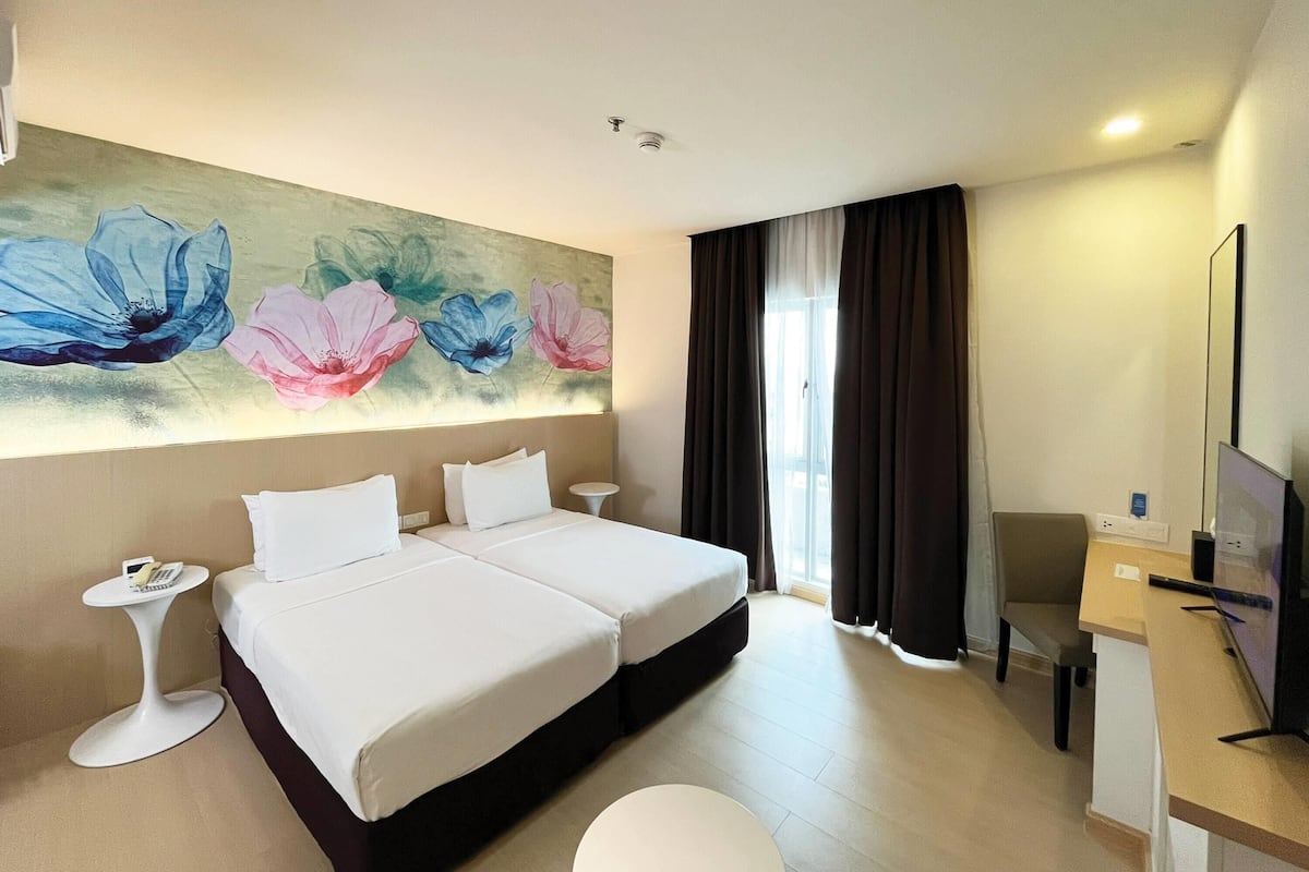 Deluxe Room, 2 Twin Beds, Non Smoking | Minibar, in-room safe, desk, blackout drapes