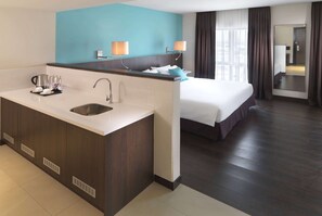 Minibar, in-room safe, desk, blackout curtains - Wyndham Garden i-City Shah Alam (Shah Alam)