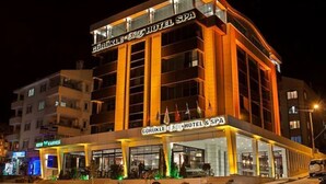 Un hotel de varios pisos con un cartel llamativo del Gorukle Hotel & Spa.