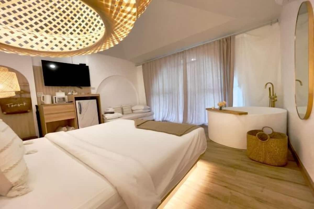 1 bedroom, rollaway beds, bed sheets
