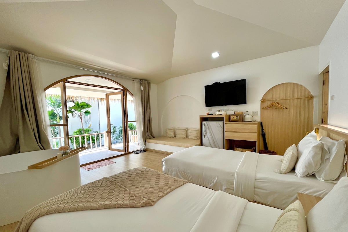 Deluxe twin Room | 1 bedroom, rollaway beds, bed sheets