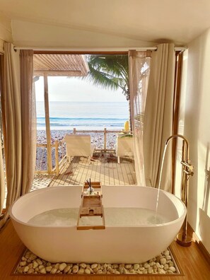 Beachfront Deluxe Bungalow | Camas extra y ropa de cama 