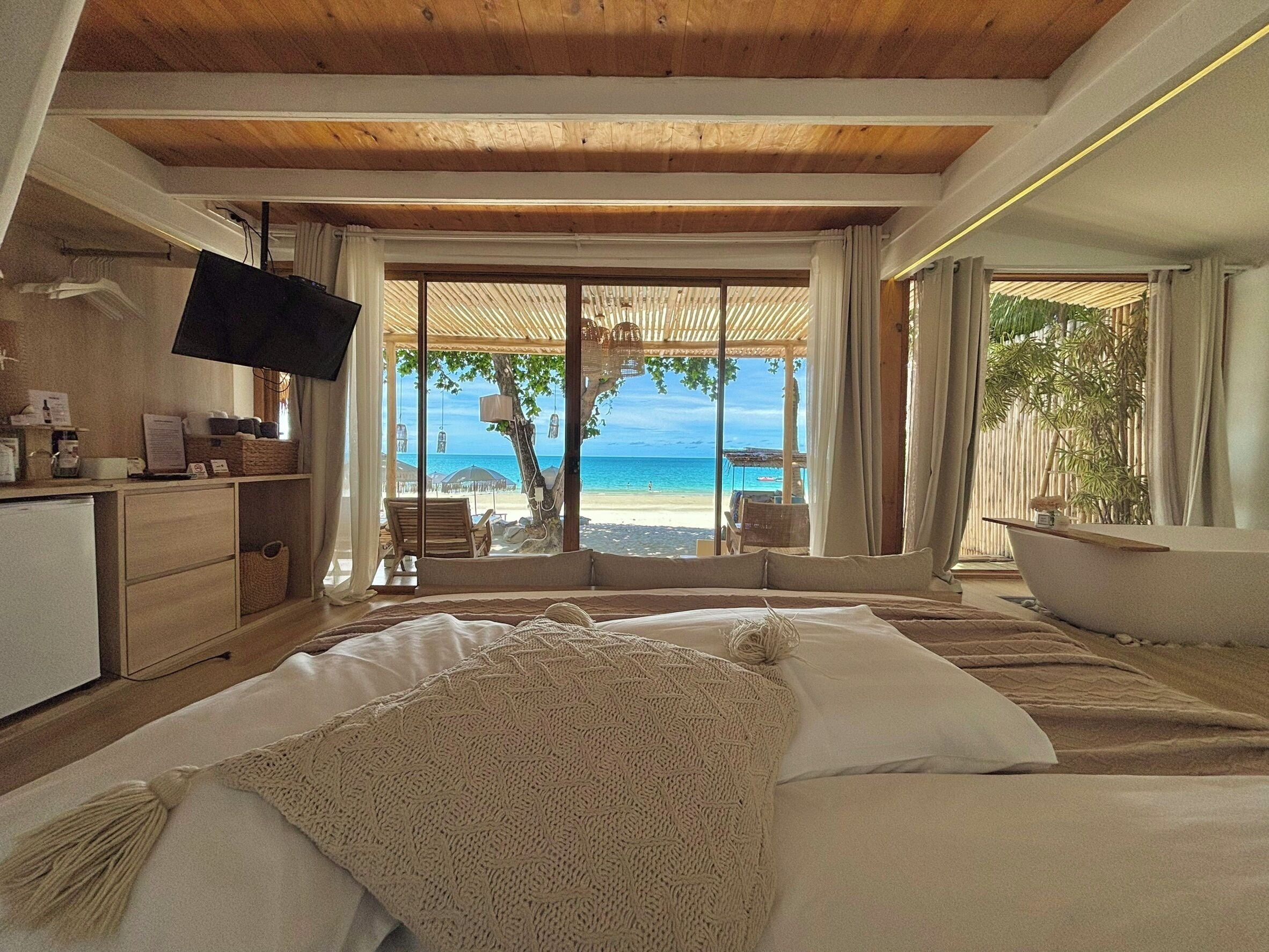 Beachfront Deluxe Bungalow | Rollaway beds, bed sheets