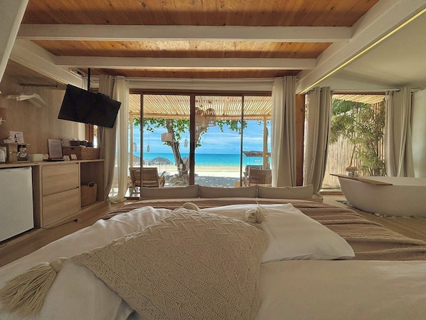 Beachfront Deluxe Bungalow | Rollaway beds, bed sheets
