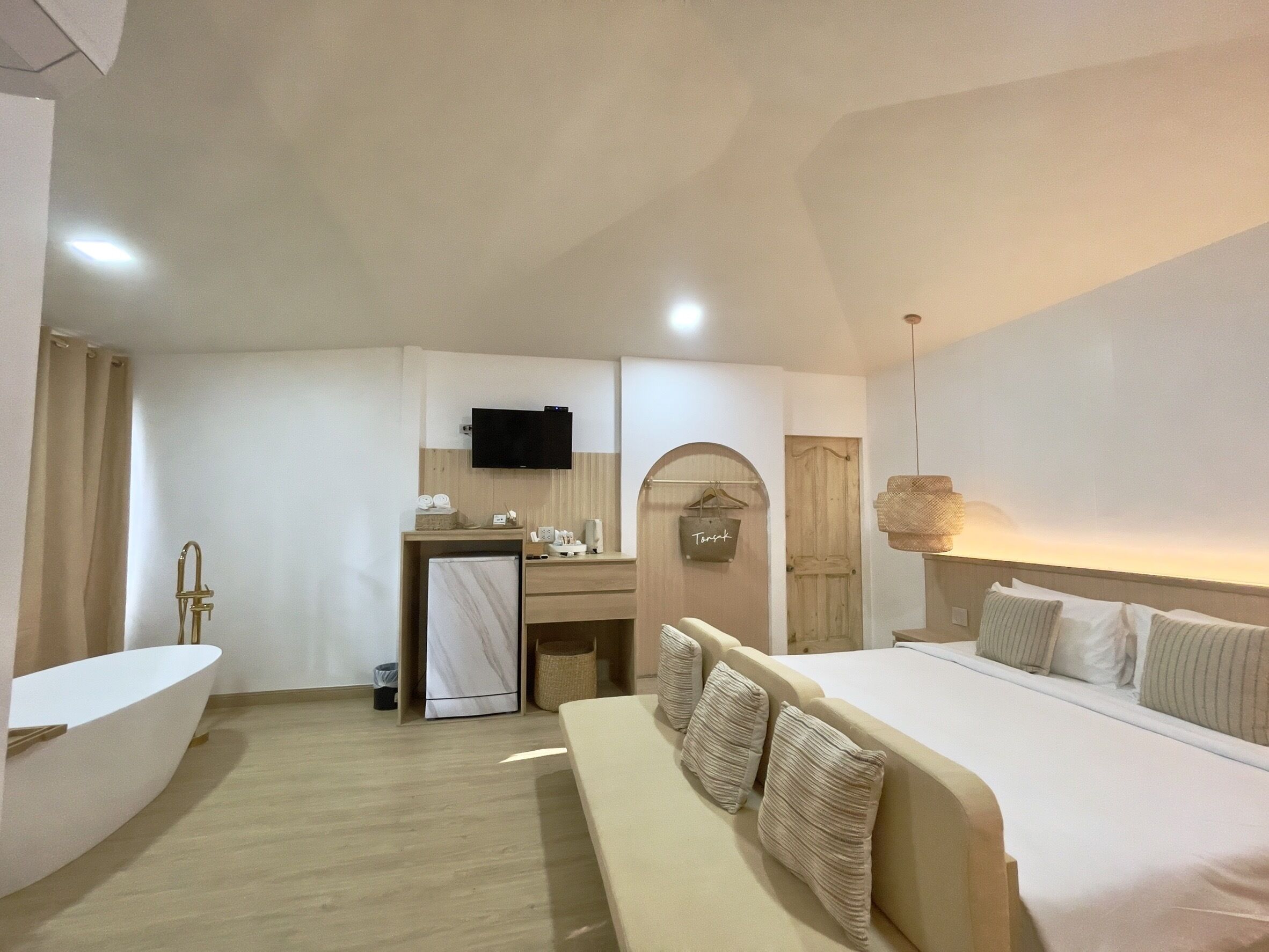 Une chambre d’hôtel comprenant un lit, un bureau, une télévision et une salle de bain.