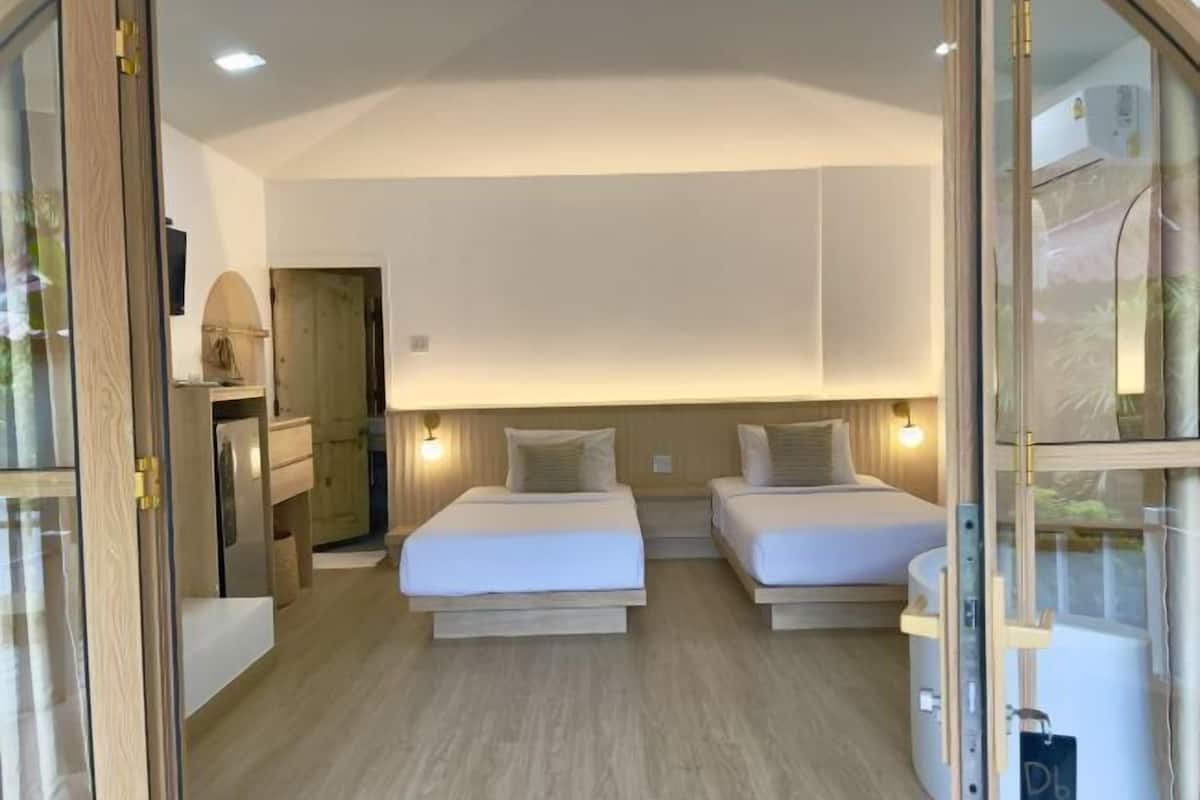 1 bedroom, rollaway beds, bed sheets