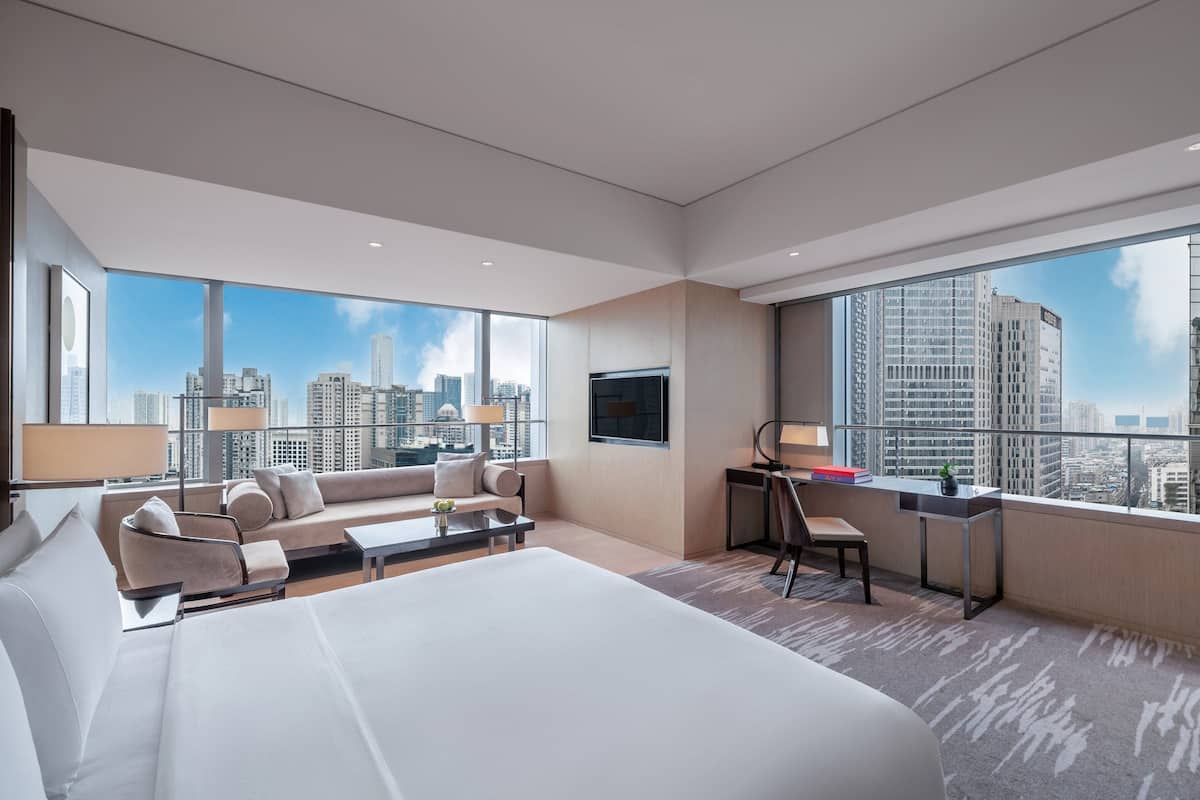 1 bedroom, premium bedding, minibar, in-room safe