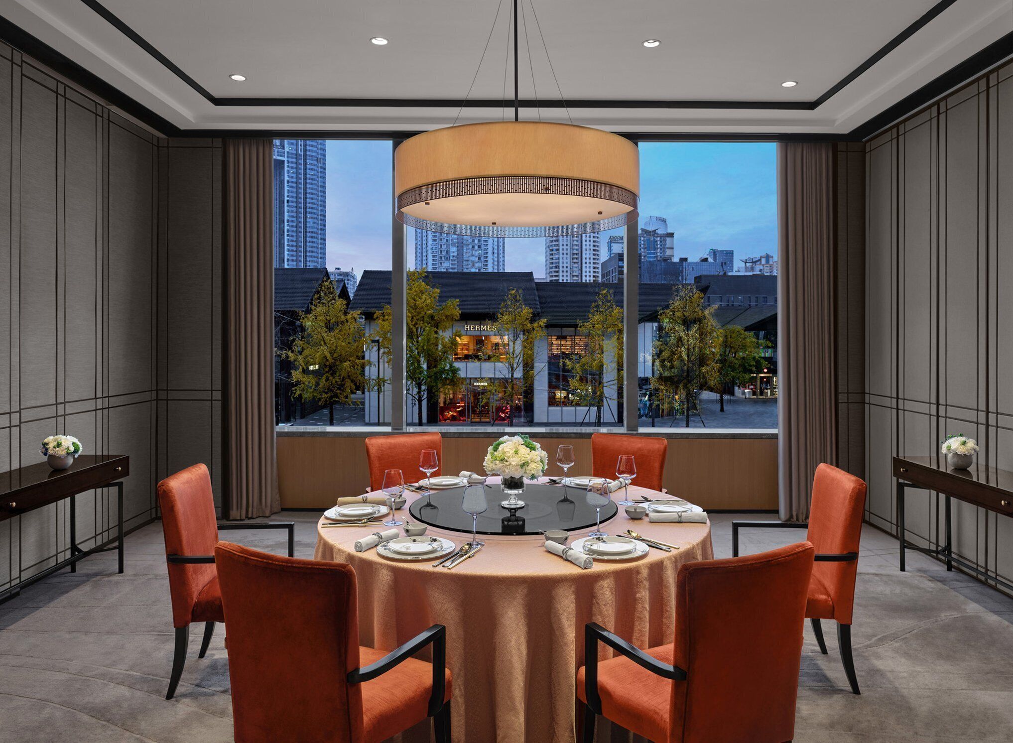 2 restaurants, breakfast served