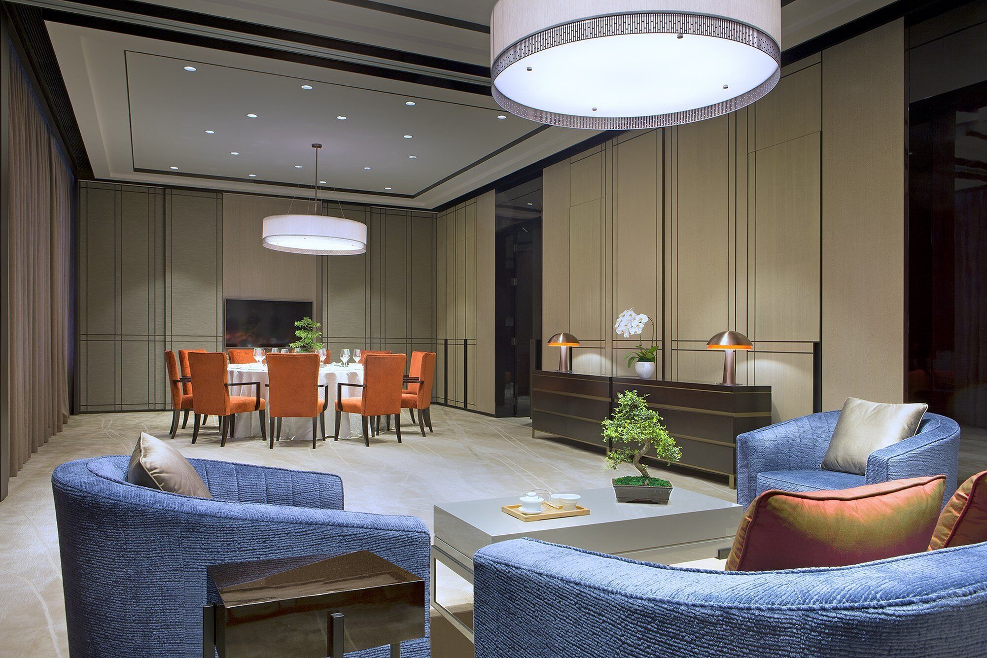 2 restaurants, breakfast served