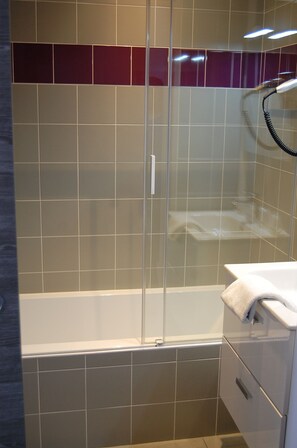 Firemannsrom | Bad | Toalettartikler (inkludert), hårføner og håndklær