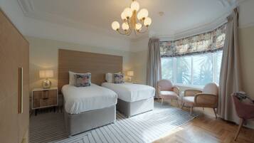 Luxury Twin Room with Shower | 1 ๊ฐ์ ์นจ์ค, ๊ณ ๊ธ ์นจ๊ตฌ, ๊ฐ๊ฐ ๋ค๋ฅธ ์คํ์ผ์ ์ธํ
๋ฆฌ์ด, ๊ฐ๊ฐ ๋ค๋ฅด๊ฒ ๊ฐ๊ตฌ ๋น์น