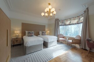 Luxury Twin Room with Shower | 高档床上用品、特色装修、特色家居、办公桌